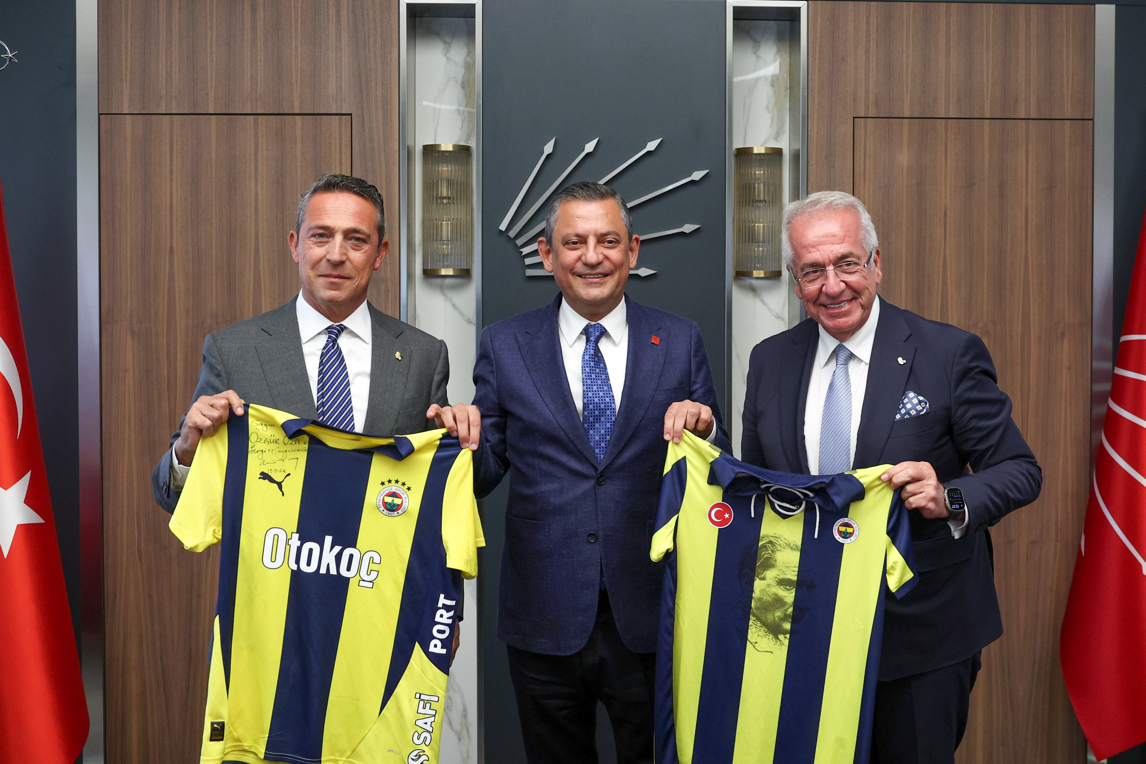 aa-20240819-35437909-35437902-chp-genel-baskani-ozel-fenerbahce-spor-kulubu-baskani-koc-ile-gorustu.jpg