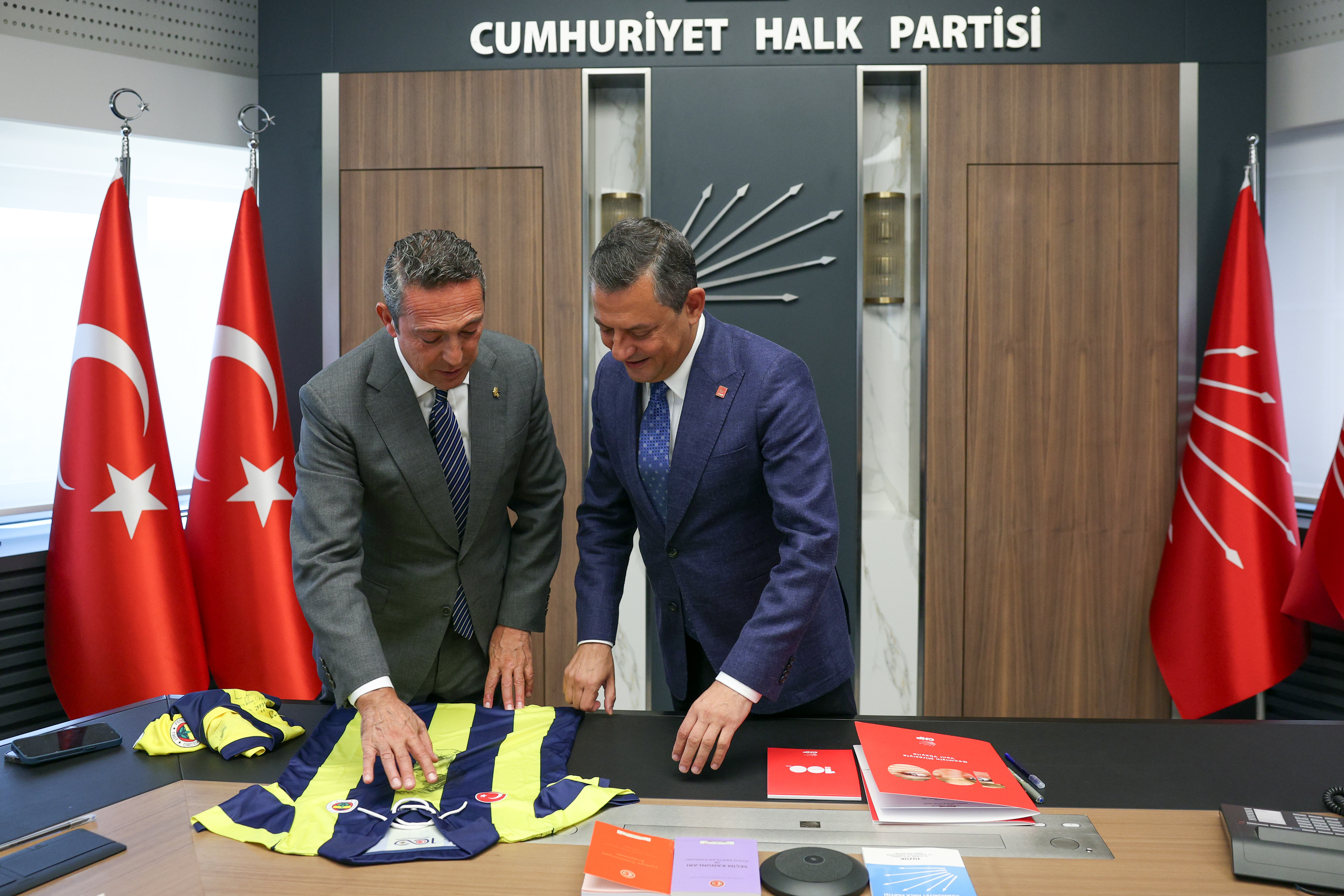 aa-20240819-35437909-35437906-chp-genel-baskani-ozel-fenerbahce-spor-kulubu-baskani-koc-ile-gorustu.jpg