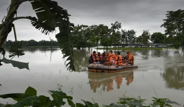 hindistan-ve-bangladeste-sellerde-15-kisi-oldu-yenicag6.jpg