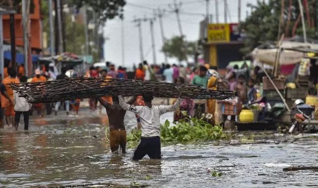 hindistan-ve-bangladeste-sellerde-15-kisi-oldu-yenicag8.jpg