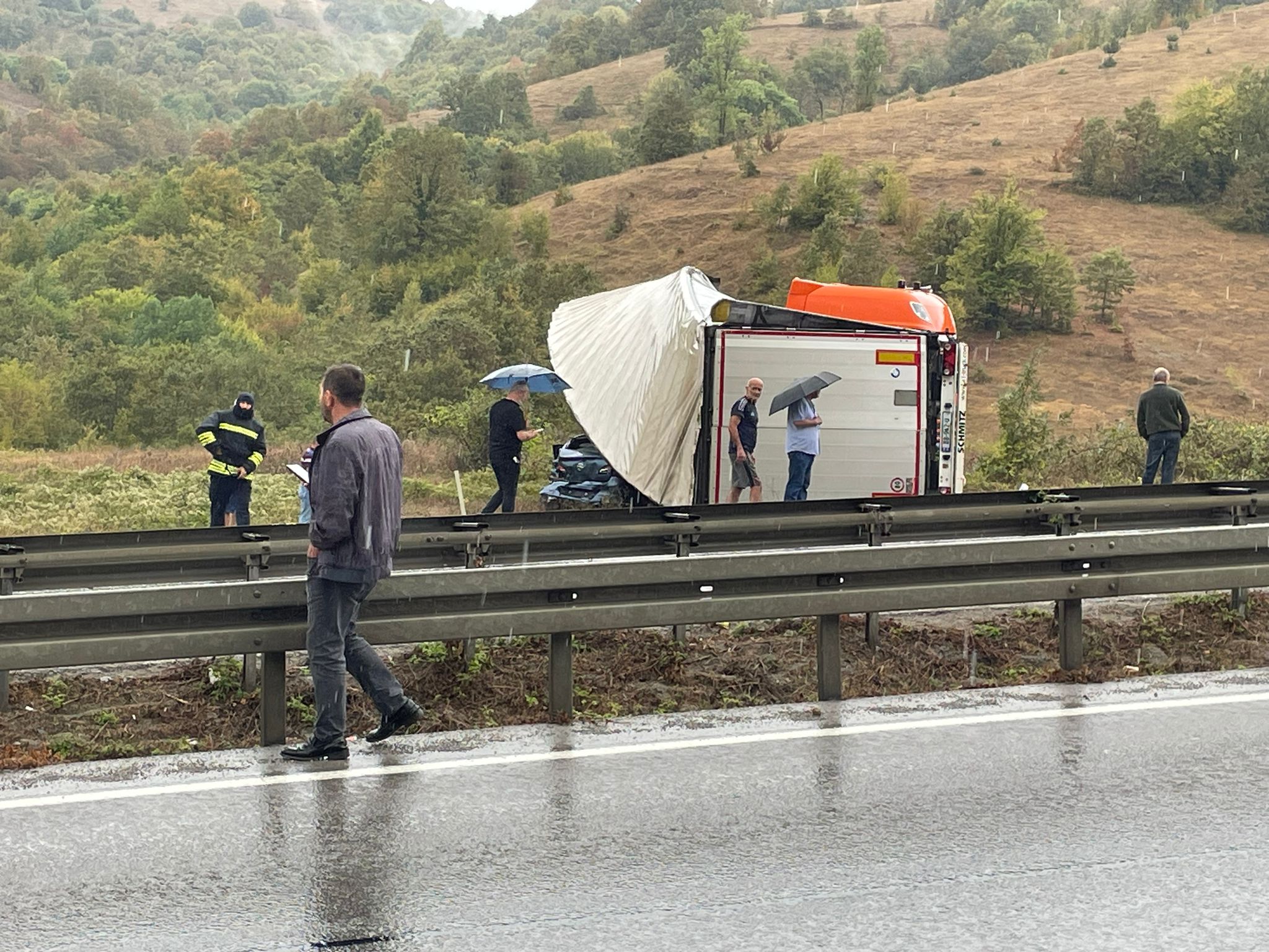 samsun-ankara-kara-yolunda-zincirleme-kaza-3-oldu-2si-agir-10-yarali-yenicag-1.jpg