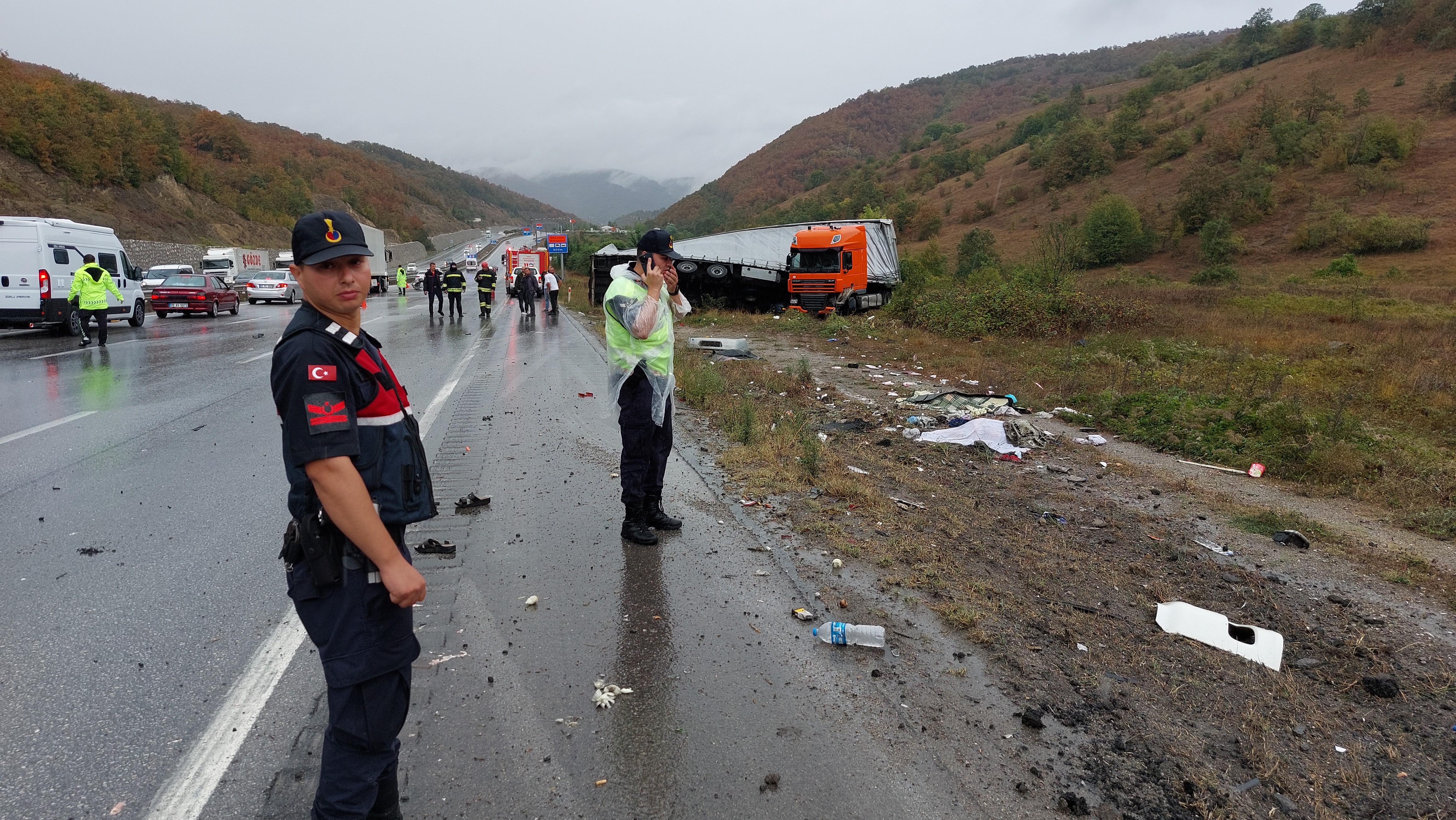 samsun-ankara-kara-yolunda-zincirleme-kaza-3-oldu-2si-agir-10-yarali-yenicag-10.jpg