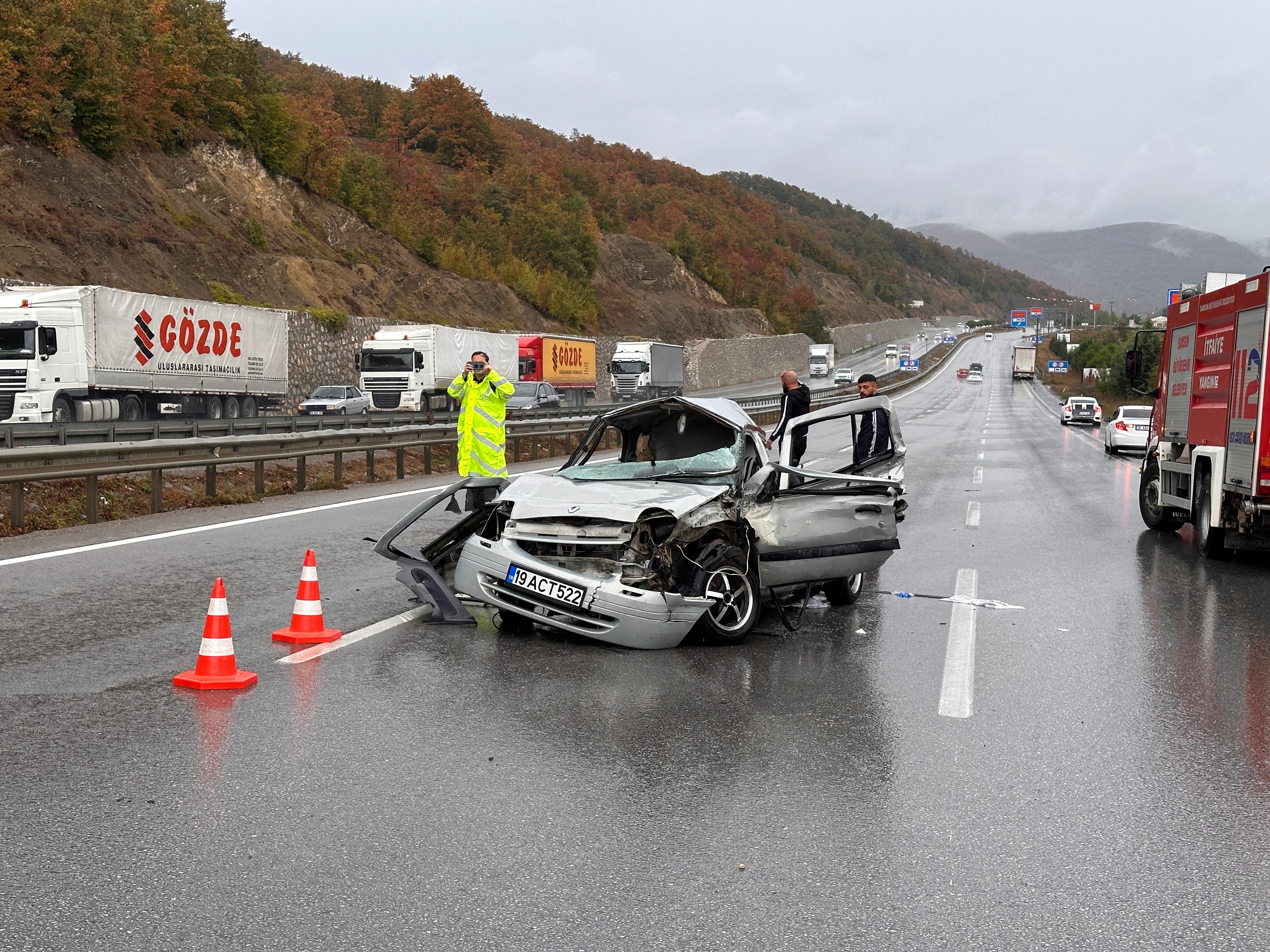 samsun-ankara-kara-yolunda-zincirleme-kaza-3-oldu-2si-agir-10-yarali-yenicag-22.jpg