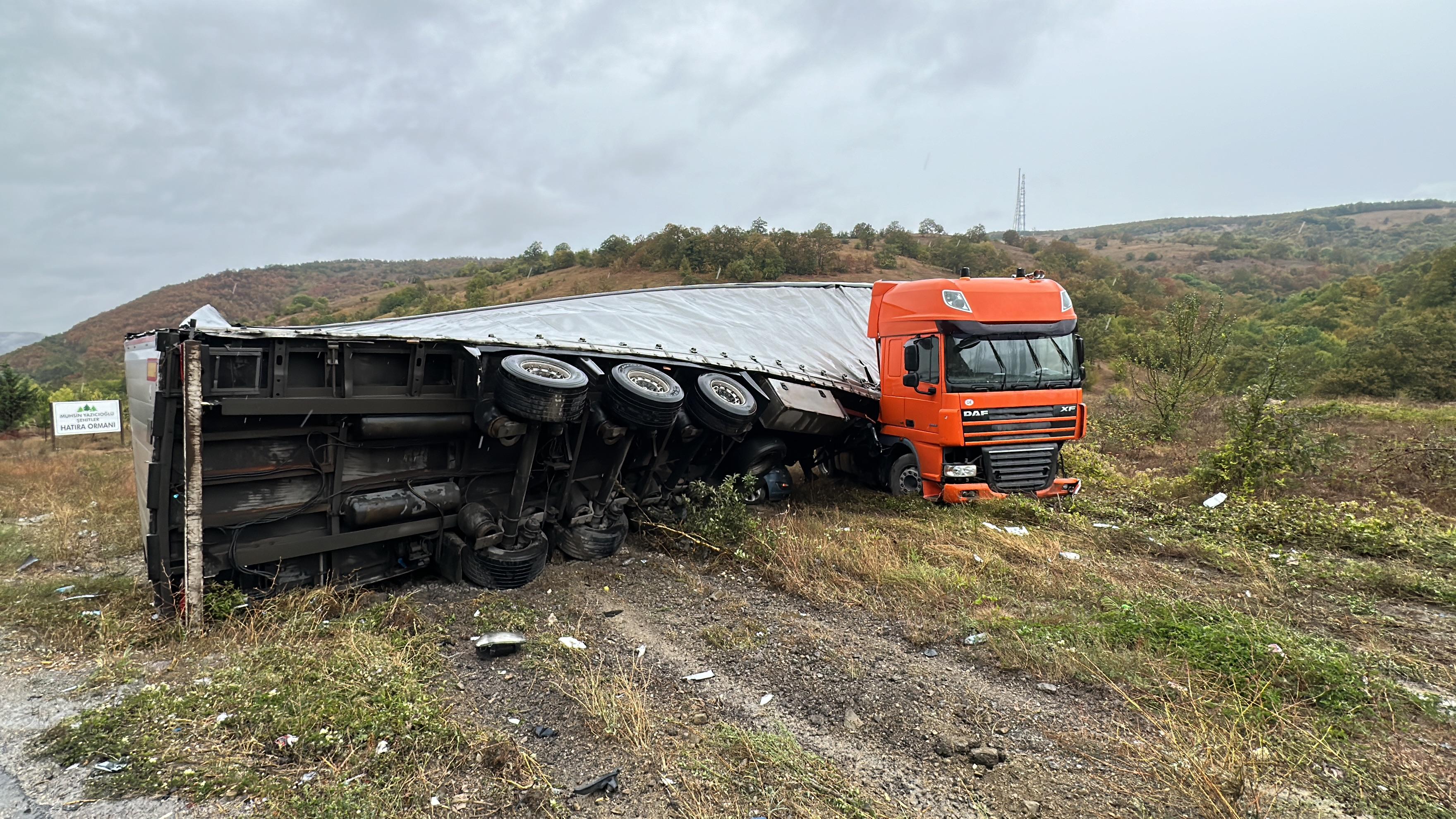 samsun-ankara-kara-yolunda-zincirleme-kaza-3-oldu-2si-agir-10-yarali-yenicag-25.jpg