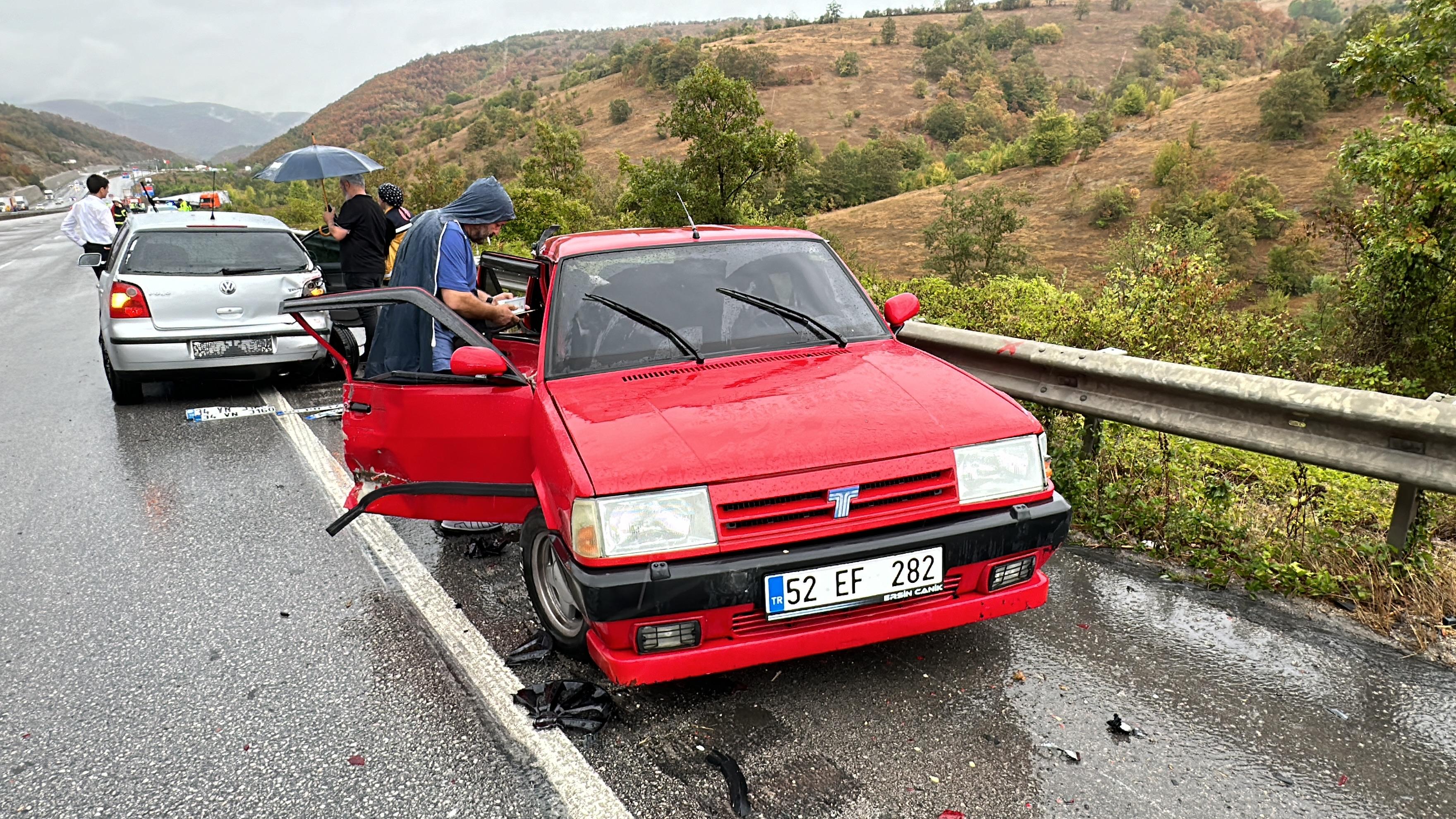 samsun-ankara-kara-yolunda-zincirleme-kaza-3-oldu-2si-agir-10-yarali-yenicag-26.jpg