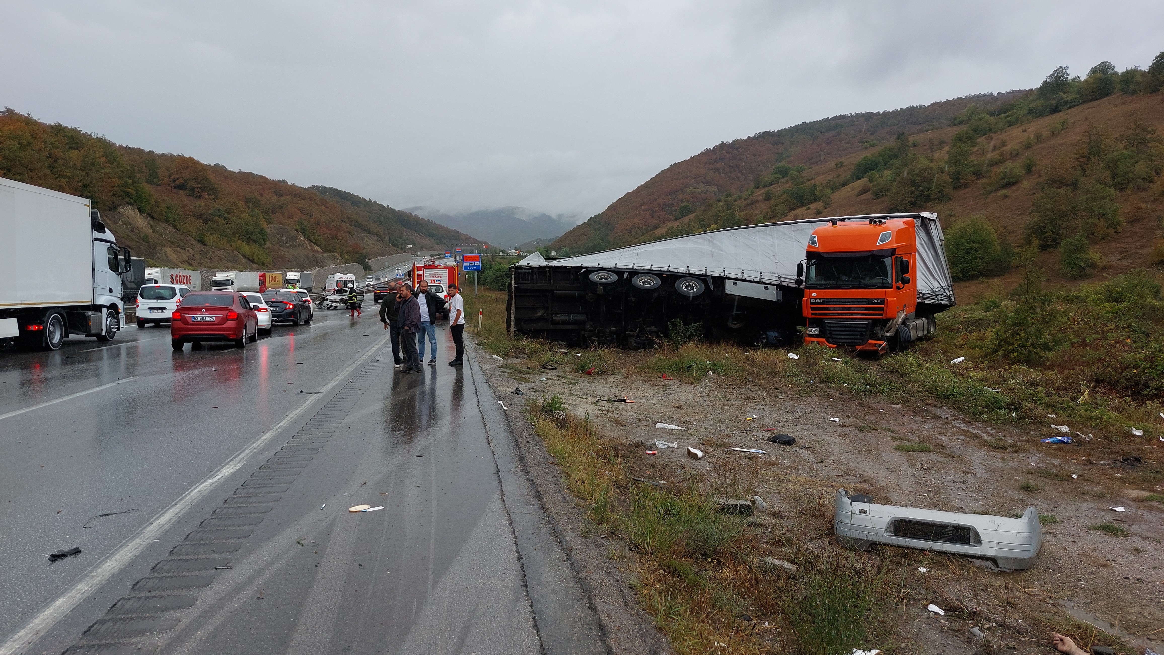 samsun-ankara-kara-yolunda-zincirleme-kaza-3-oldu-2si-agir-10-yarali-yenicag-9.jpg