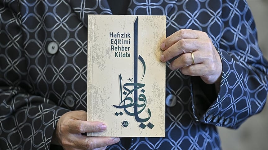 diyanetten-hafiz-olmak-isteyenler-icin-rehber-kitap-yenicag-1.jpg