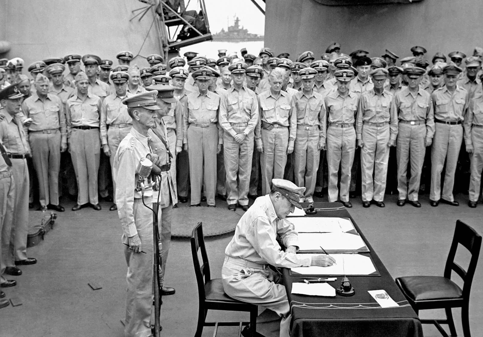 agreement-douglas-macarthur-forces-battleship-japan-allied-september-2-1945.webp