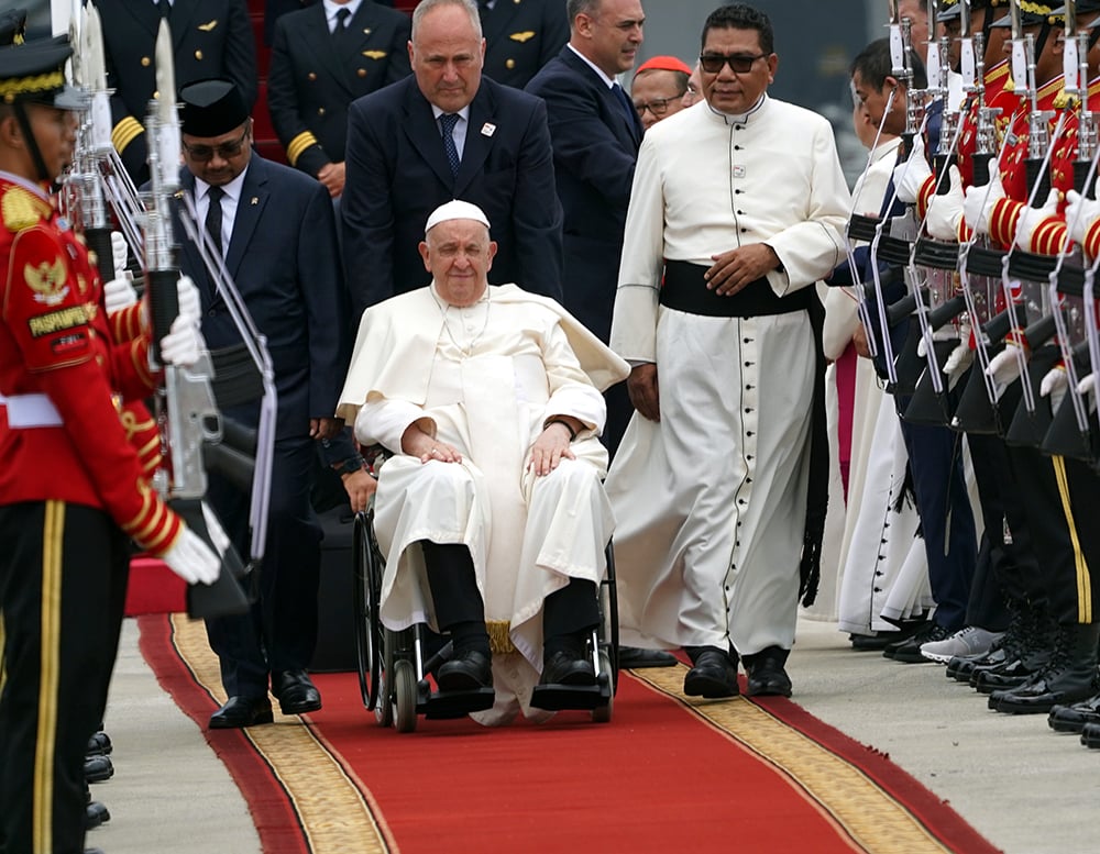 papa-franciscus-gorev-suresinin-en-uzun-yurt-disi-gezisi-ben-halen-yasiyorum-mesaji-yenicag-8-001.jpg