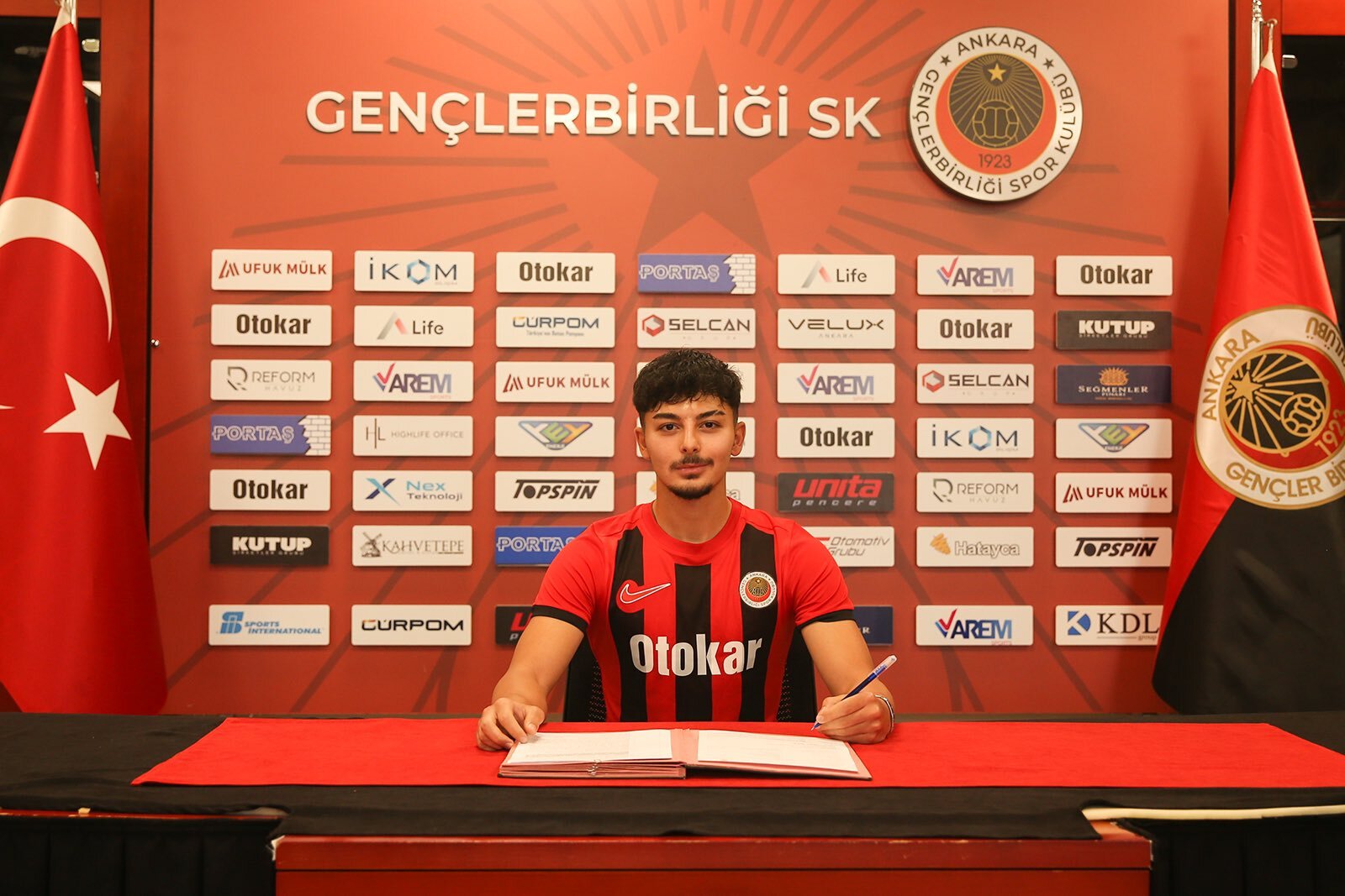 aa-20240905-35575184-35575183-genclerbirligi-mustafa-eren-gencel-ile-profesyonel-sozlesme-imzaladi.jpg