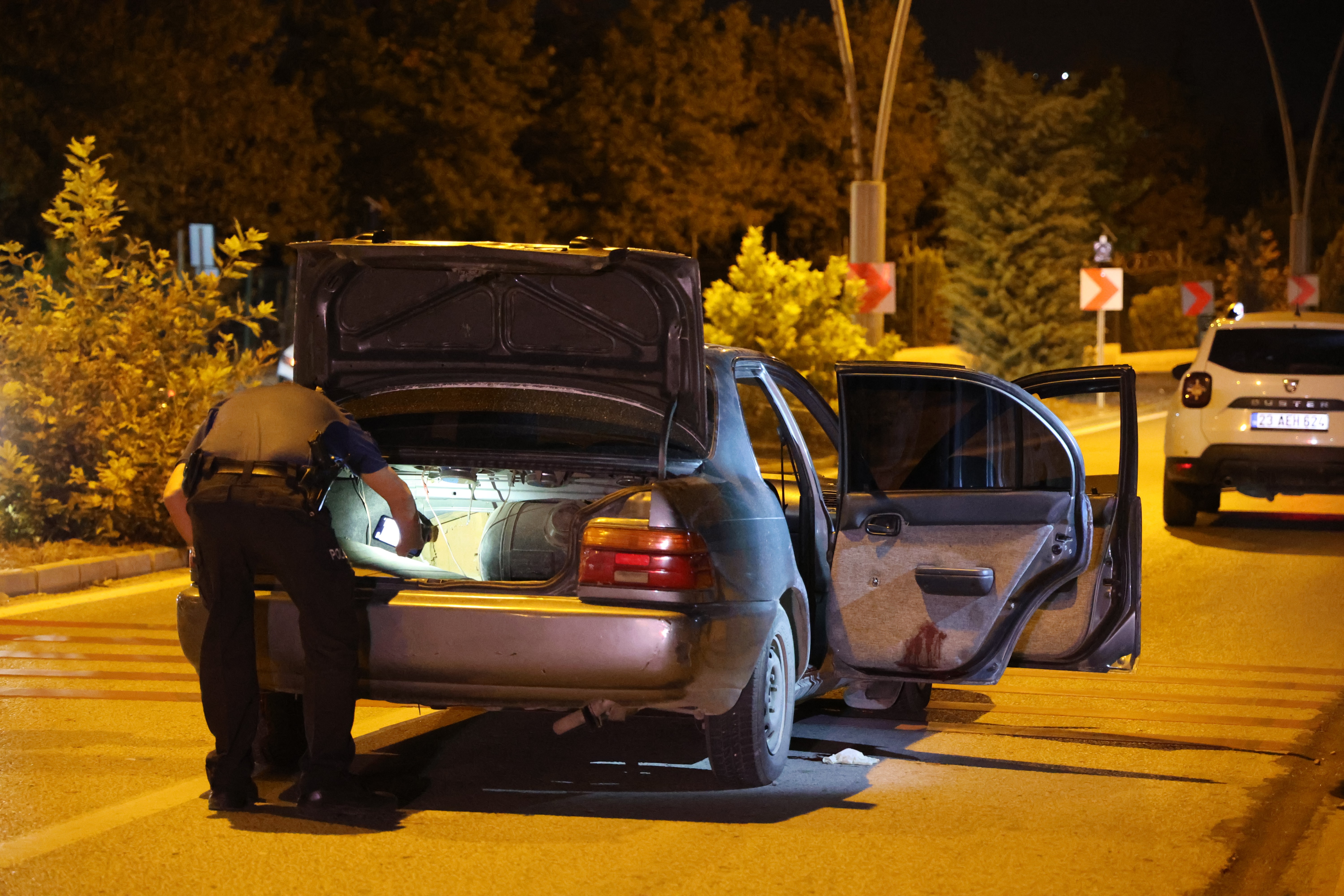 elazigda-kanli-hesaplasma-polisin-durdurdugu-aractan-ceset-cikti-yenicag-1.jpg