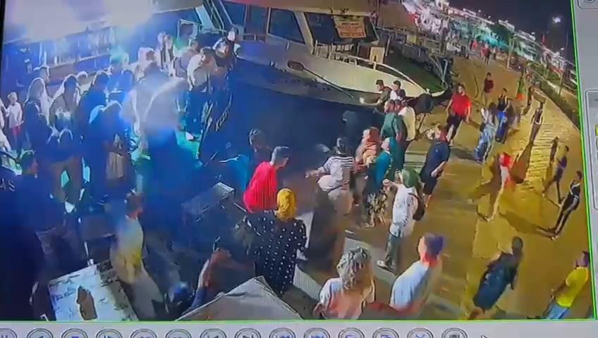 eminonunde-korku-dolu-anlar-denize-dusen-anne-kiz-bogulmaktan-son-anda-kurtarildi-yenicag-18.jpg