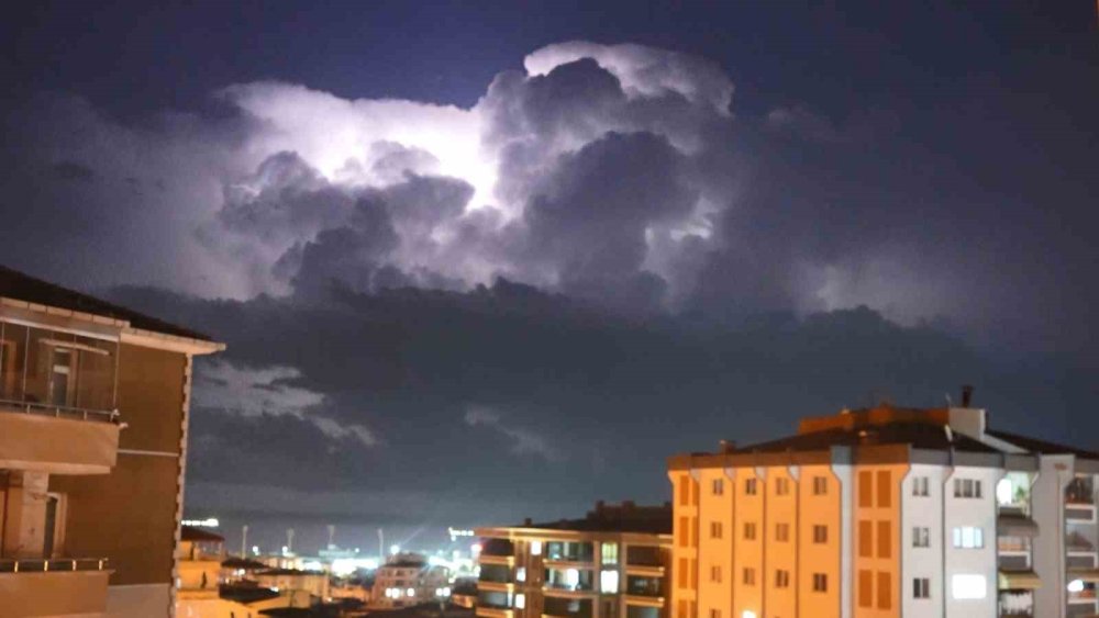 Samsun’da şimşeklerden gökyüzü şöleni