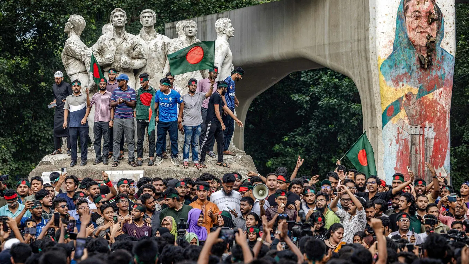 topshot-bangladesh-politics-unrest-students-1-1723513560741-1723513583394.webp