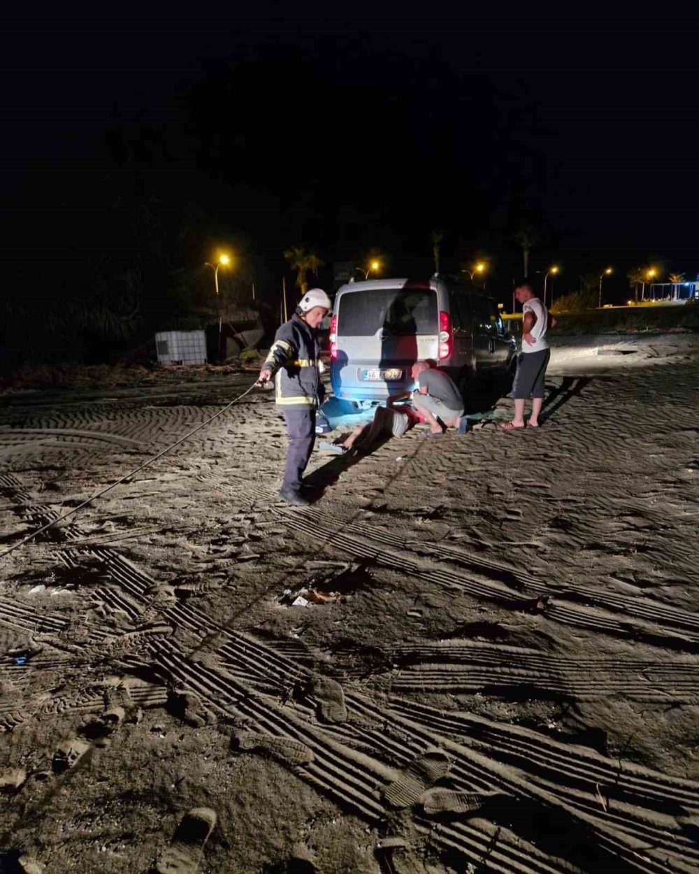 Kuma batan aracın yardımına itfaiye yetişti