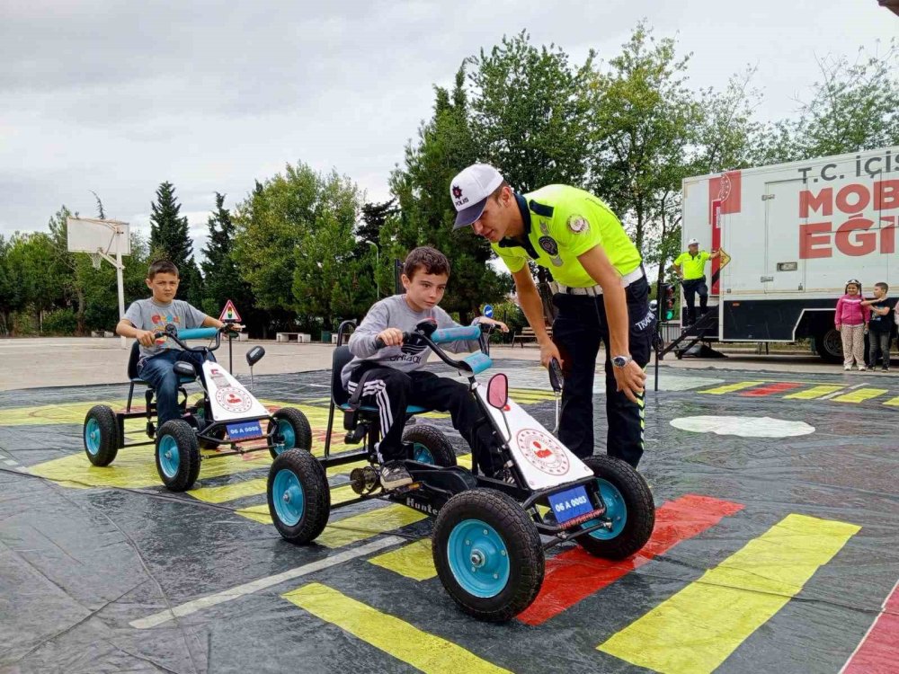 Polislerden öğrencilere trafik eğitimi