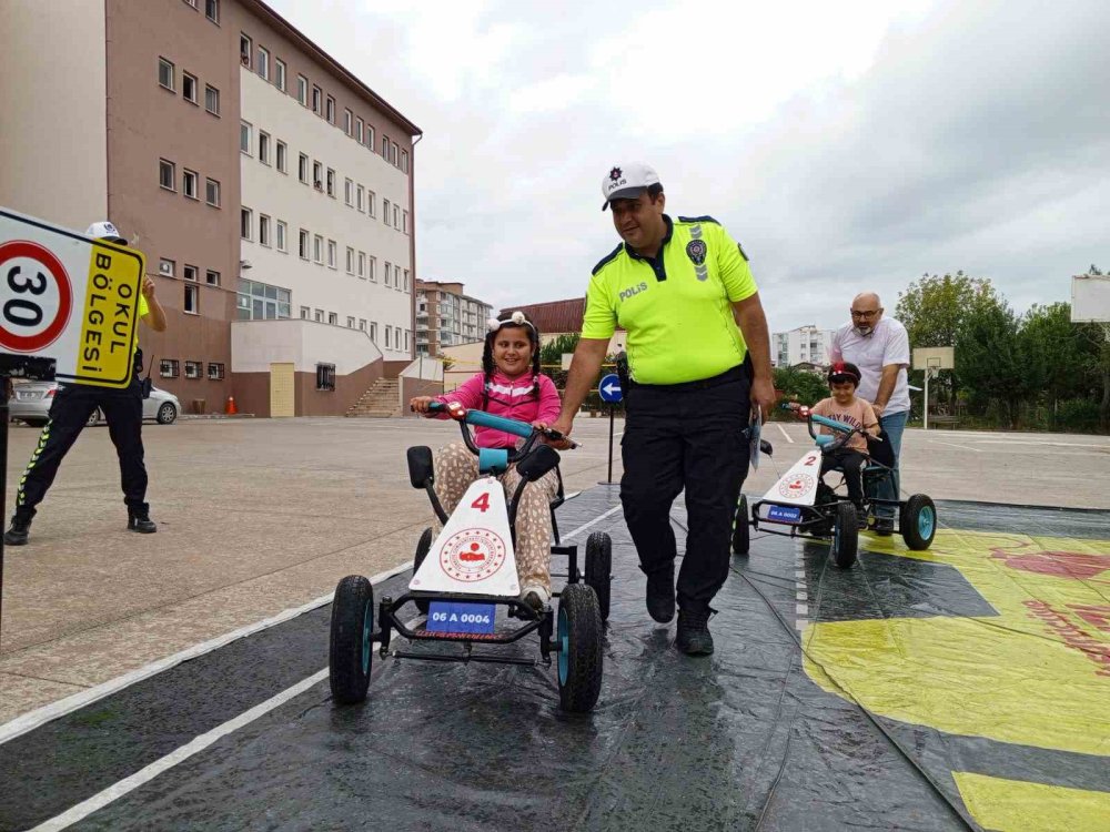 Polislerden öğrencilere trafik eğitimi