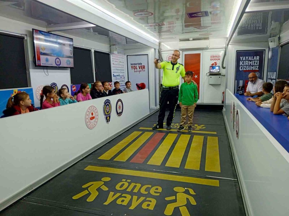 Polislerden öğrencilere trafik eğitimi