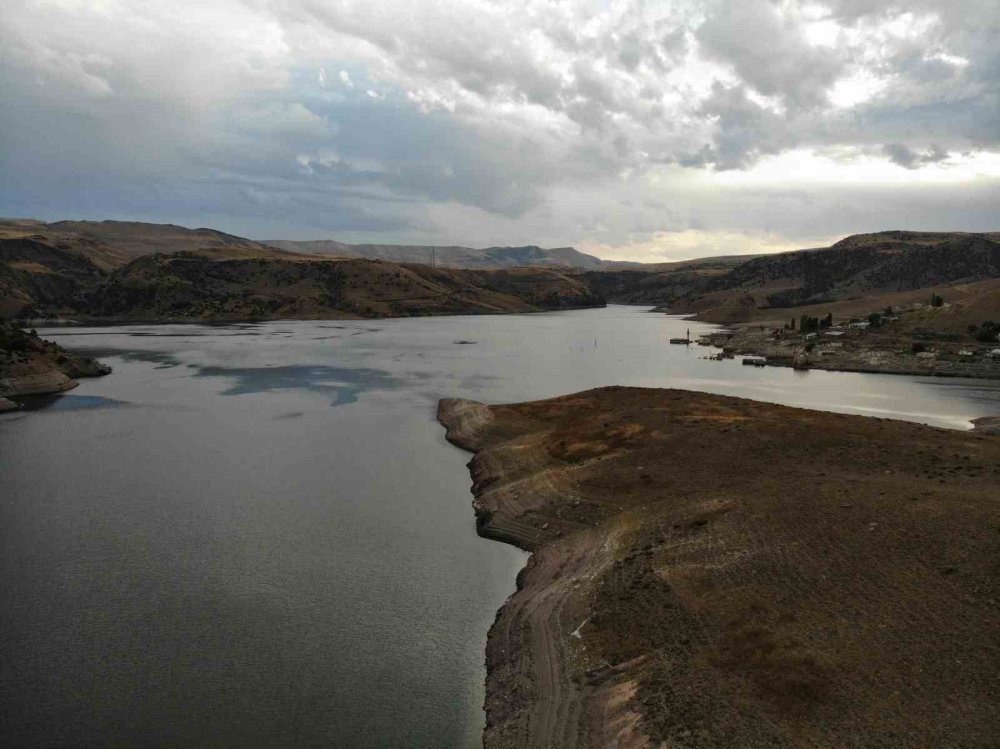 Kars’ta baraj suları 40 metre çekildi