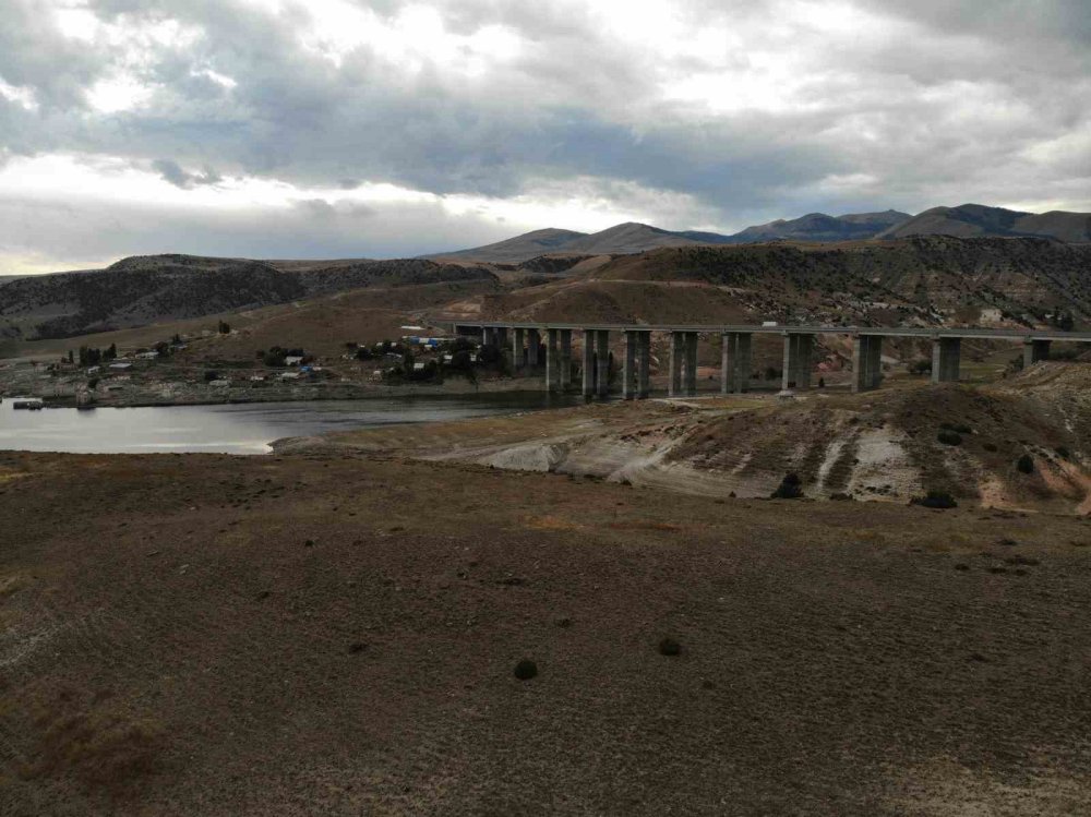 Kars’ta baraj suları 40 metre çekildi