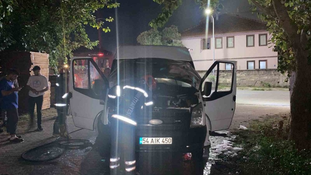 Seyir halindeki minibüste yangın çıktı