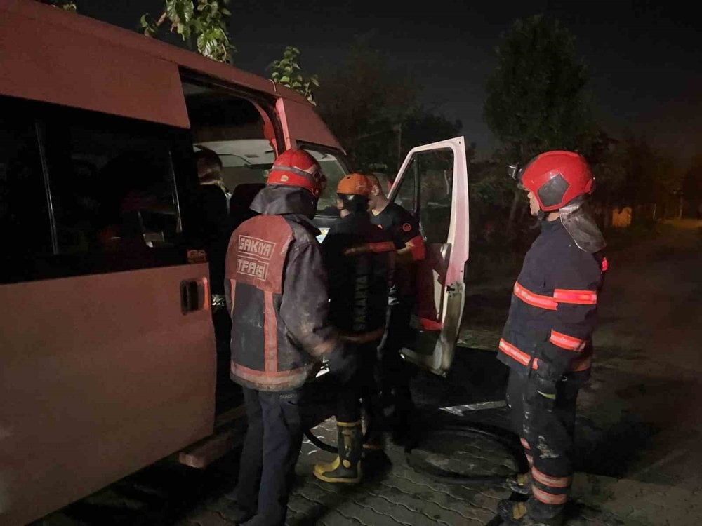 Seyir halindeki minibüste yangın çıktı