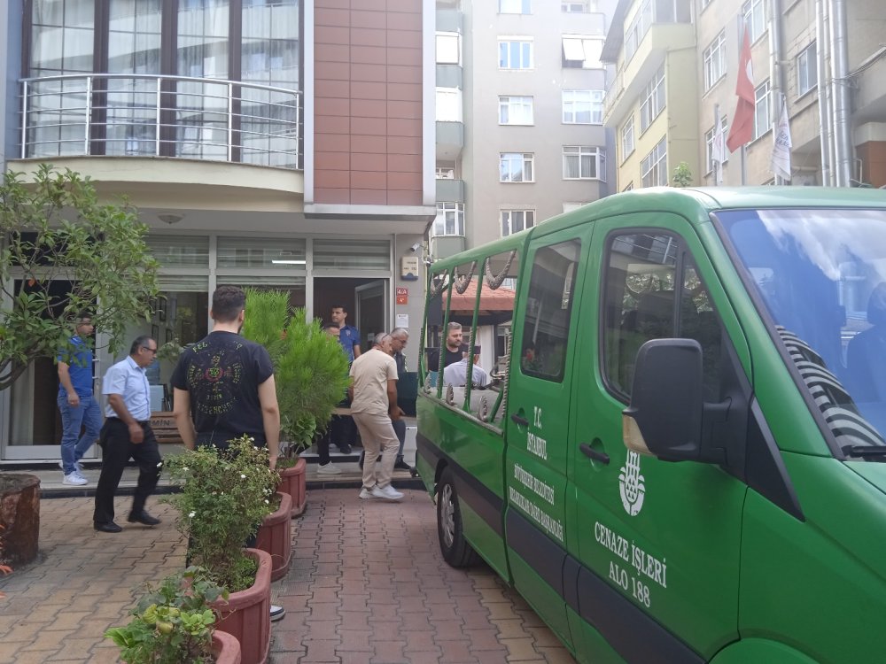 İKadıköy’de kız öğrenci yurdunda şüpheli ölüm: Cesedi bahçede kanlar içinde bulundu