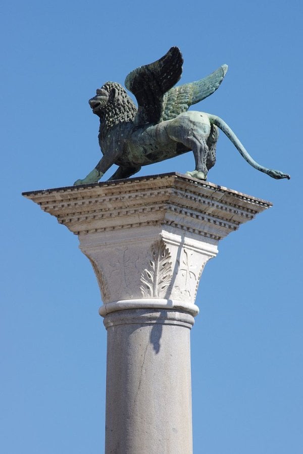 800px-20110722-column-of-the-lion-venice-4467.jpg