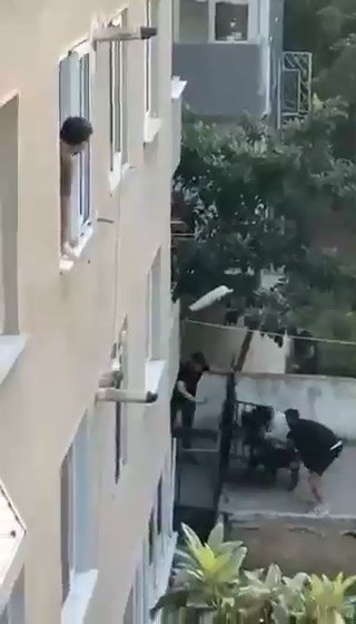 Maltepe'de doberman cinsi köbek bir kişiye saldırdı 'O anlar kamerada'