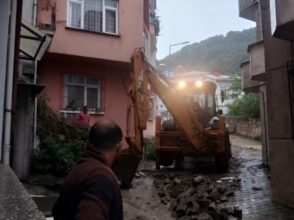 Tirebolu'da sağanak: Cadde ve sokaklar sular altında