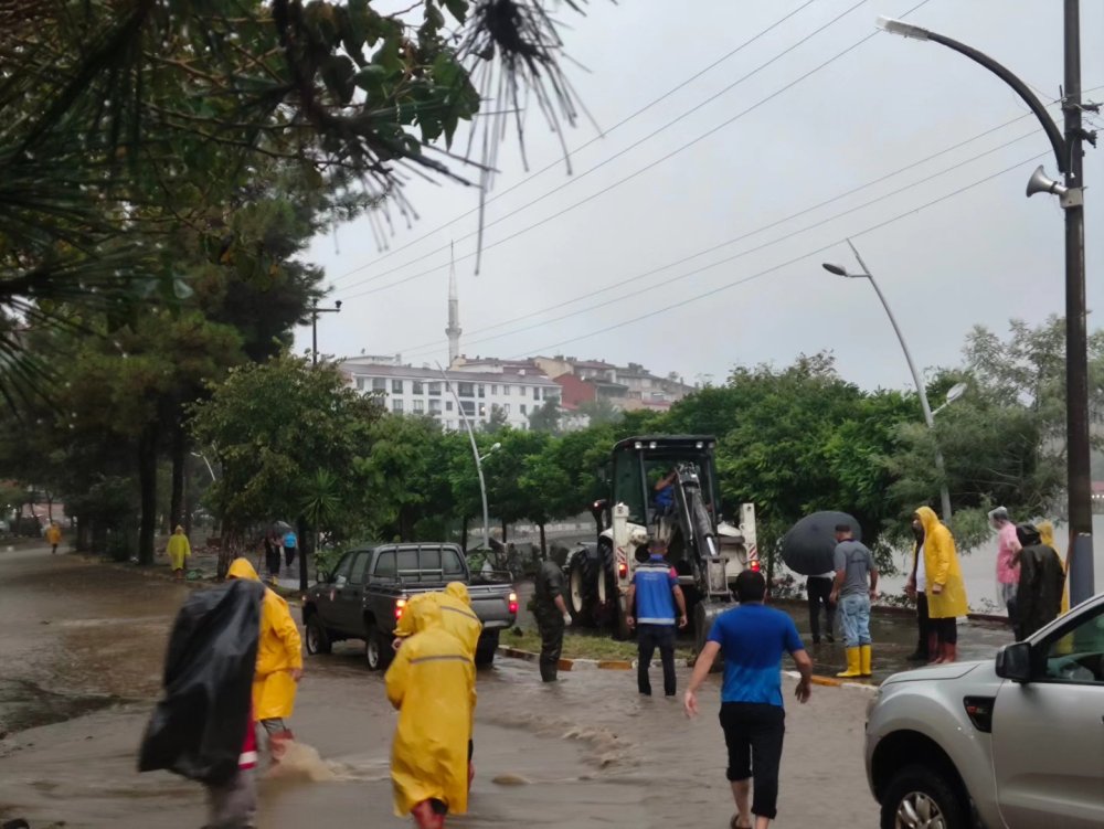 Tirebolu'da sağanak: Cadde ve sokaklar sular altında