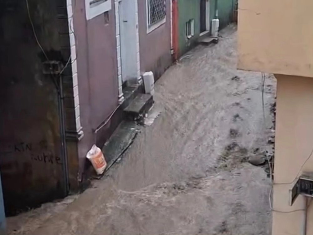 Tirebolu'da sağanak: Cadde ve sokaklar sular altında