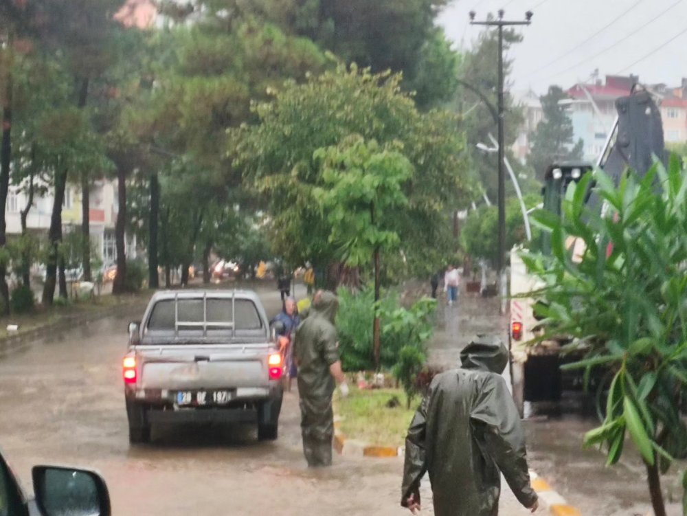 Tirebolu'da sağanak: Cadde ve sokaklar sular altında