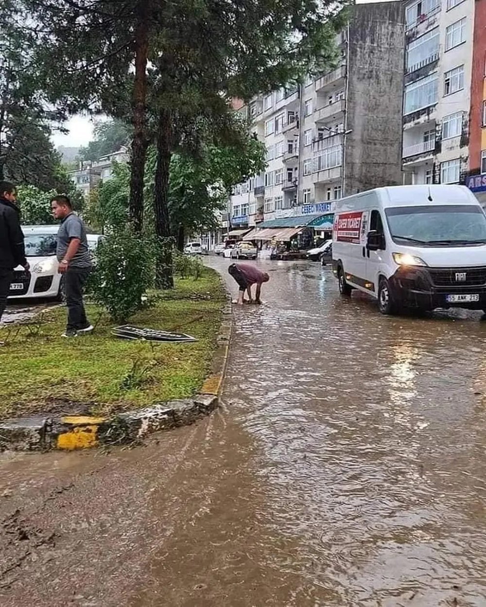 Tirebolu'da sağanak: Cadde ve sokaklar sular altında