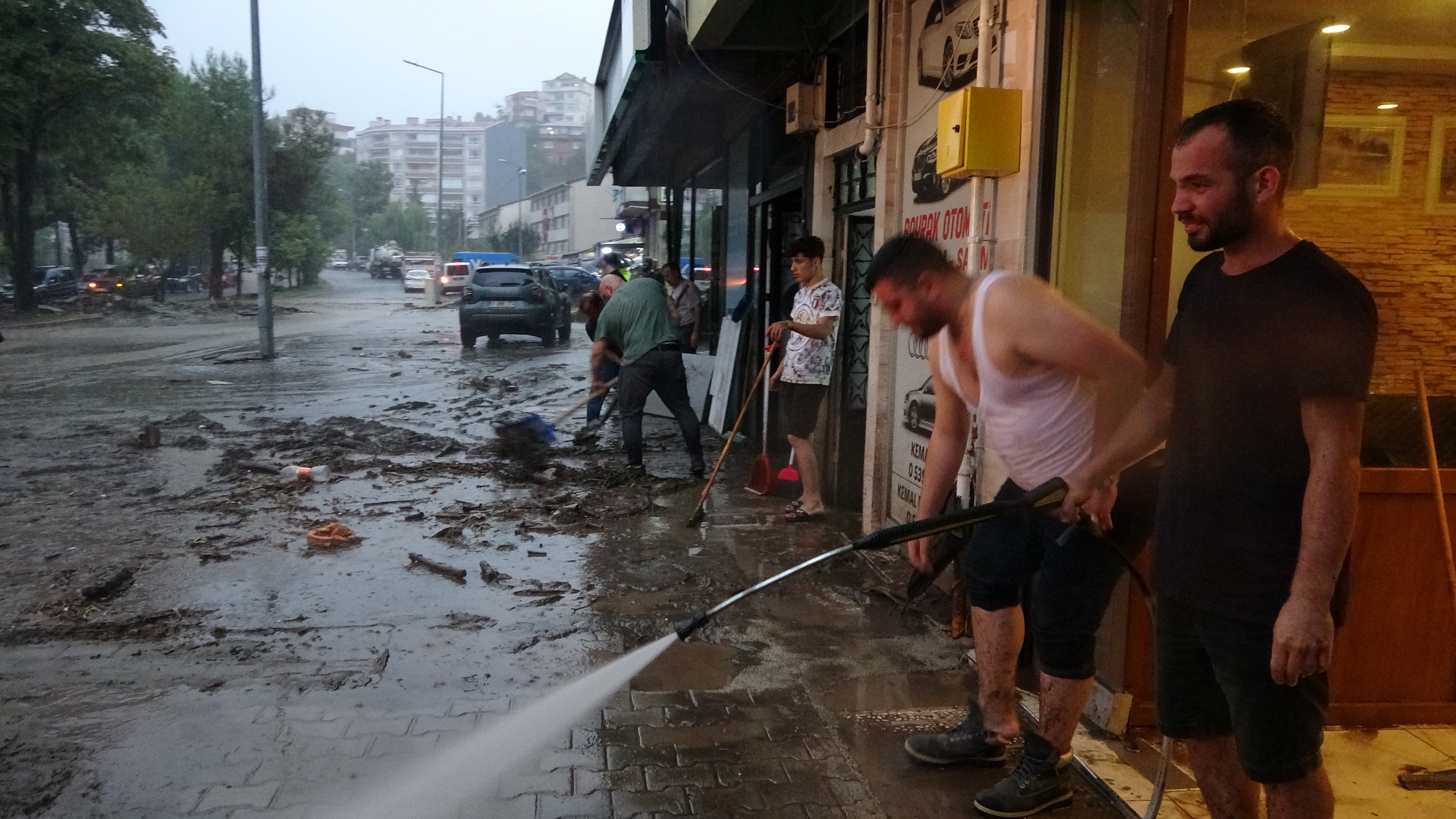 tireboluda-saganak-cadde-ve-sokaklar-sular-altinda-yenicag-3.jpg