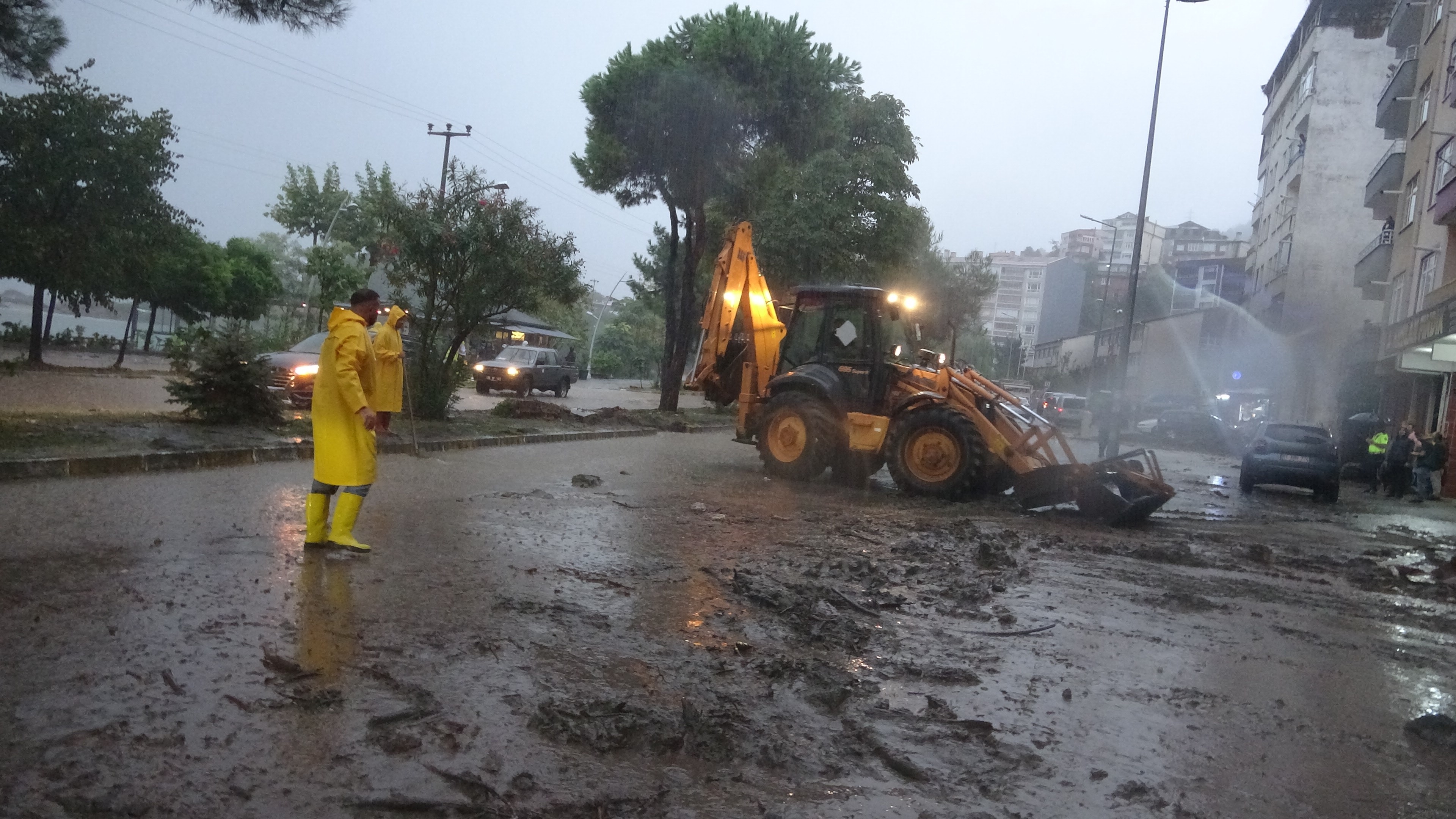 tireboluda-saganak-cadde-ve-sokaklar-sular-altinda-yenicag-4.jpg