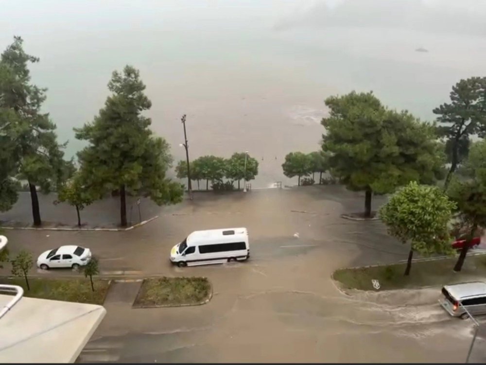 Tirebolu'da sağanak: Cadde ve sokaklar sular altında