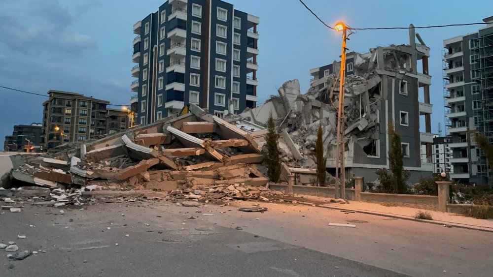 Adıyaman'da 11 katlı binanın yıkımı kameraya yansıdı