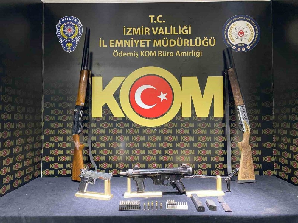 İzmir'de silah tacirine operasyon: Suikast silahı ’Uzi’ ele geçirildi