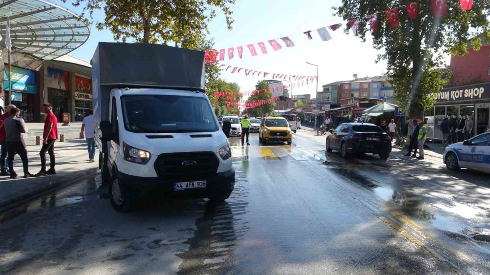 Malatya'ya servis aracının çarptığı yaya ağır yaralandı