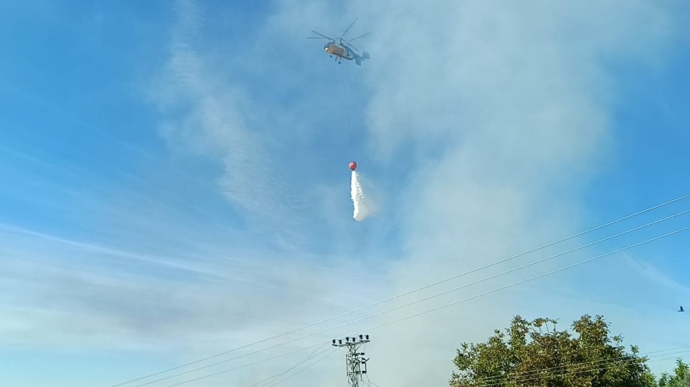 Adana Kozan'da narenciye paketleme tesisinde yangın: Helikopterle müdahale ediliyor