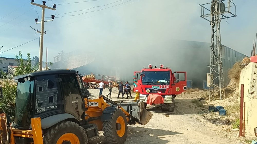 Adana Kozan'da narenciye paketleme tesisinde yangın: Helikopterle müdahale ediliyor