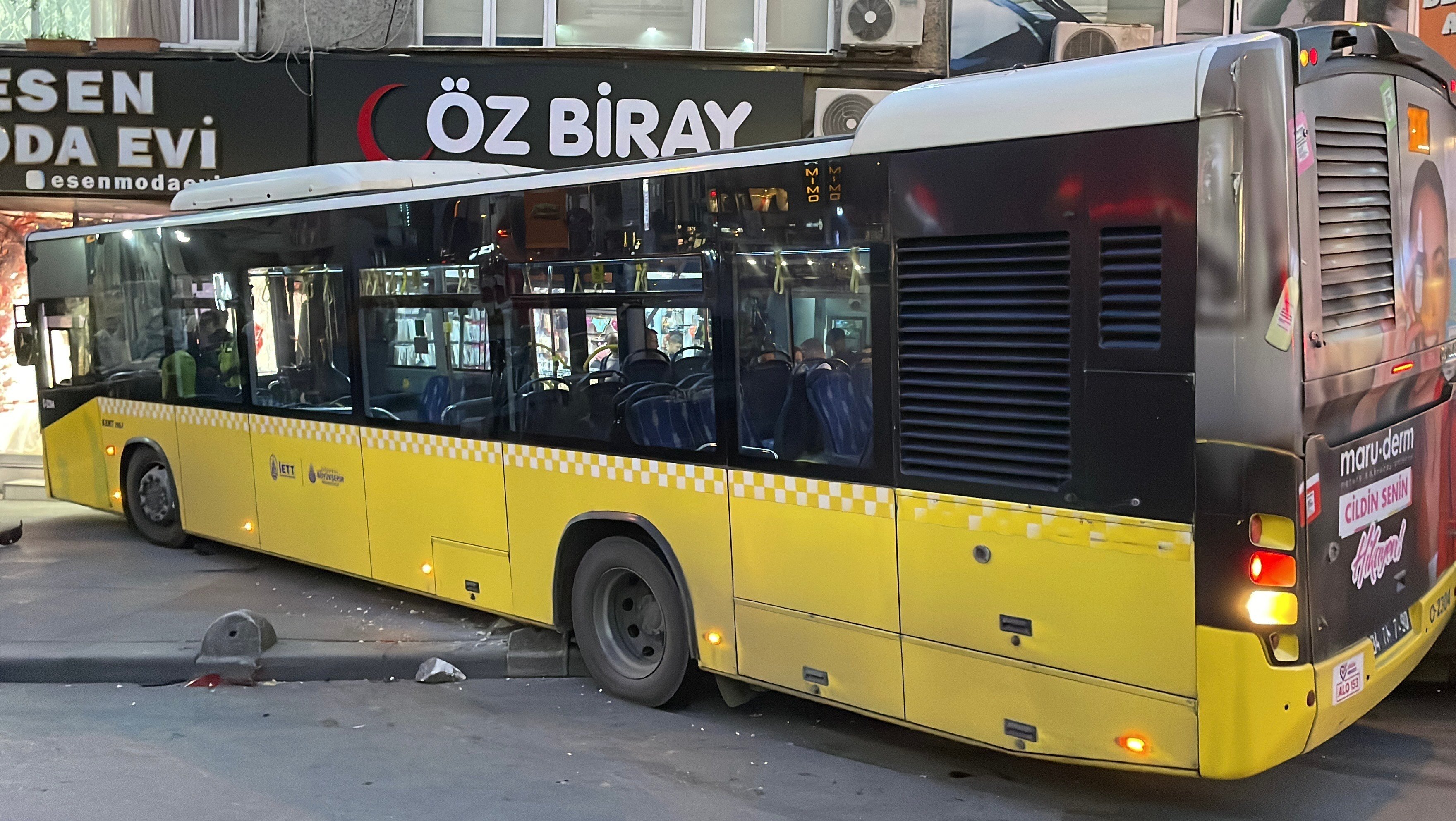 bayrampasada-faciadan-donuldu-iett-otobusu-gelinlik-magazasina-daldi-yenicag-5.jpg