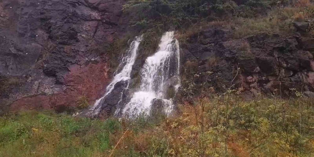 Sinop'ta yağış sonrası kayalıkta şelale oluştu