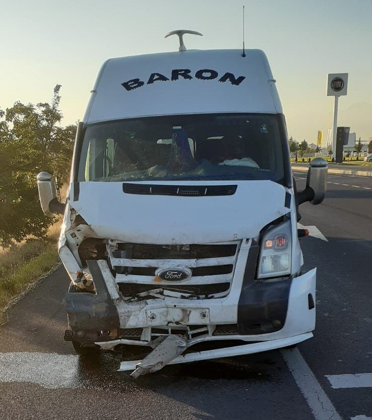 Aksaray’da minibüs ile çarpışan otomobil kağıt gibi ezildi