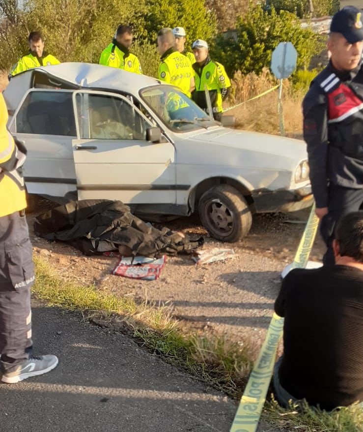 Aksaray’da minibüs ile çarpışan otomobil kağıt gibi ezildi