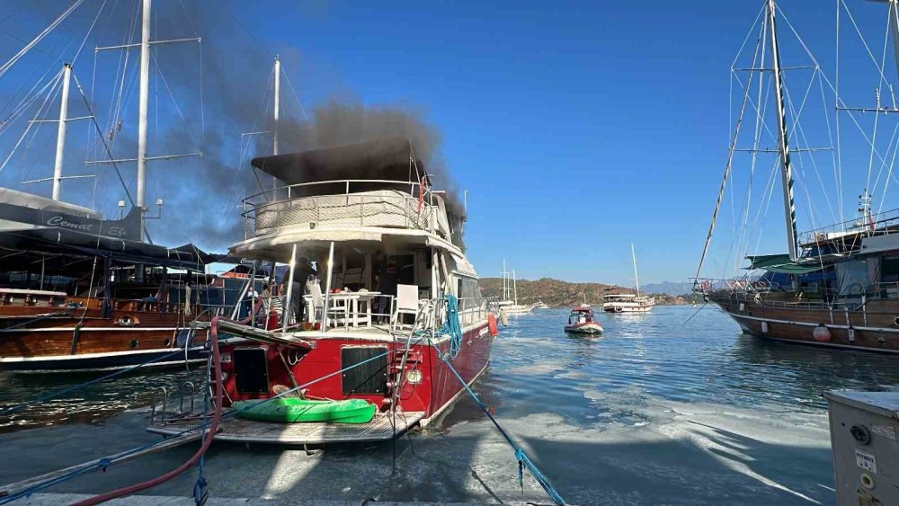 Fethiye’de tekne yangını: Etrafı dumanlar sardı