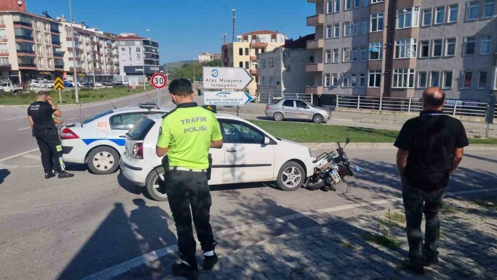 Sinop'ta otomobil motosiklete çarptı: 1 yaralı