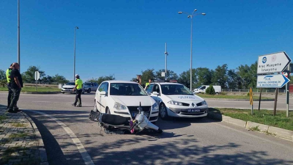 Sinop'ta otomobil motosiklete çarptı: 1 yaralı