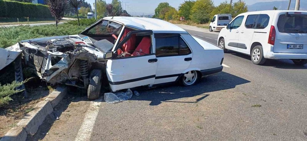 Bolu'da refüjden çıkan araç hurdaya döndü